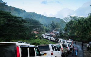 Vehicles queue to enter the Jarawa reserve along the Andaman Trunk Road © G Chamberlain/ Survival