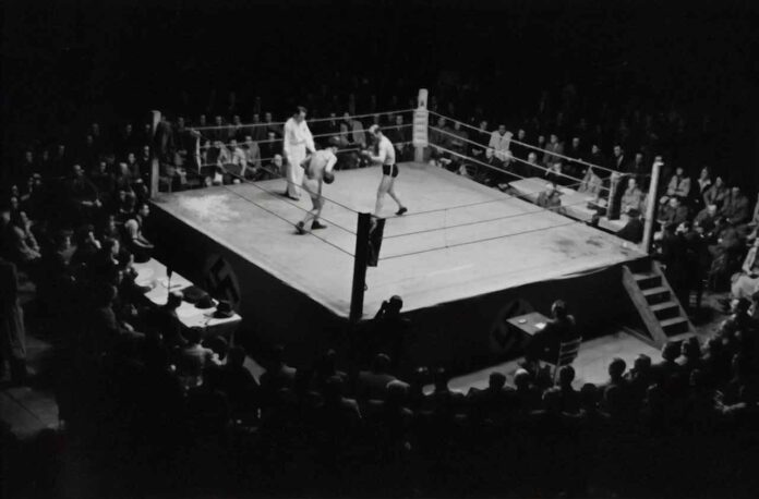 https://unsplash.com/photos/grayscale-photo-of-boxing-game-h39HBKBclNM